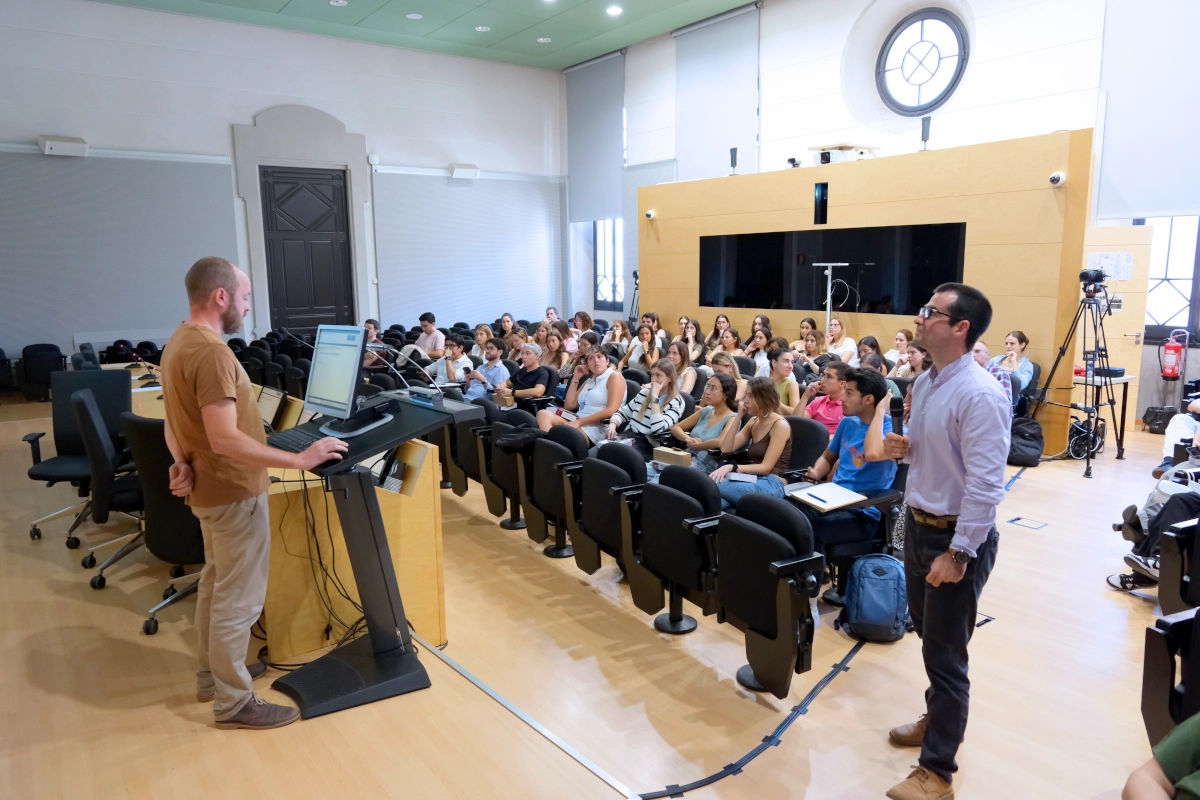 Imagen de un desfibrilador en los laboratorios del Máster Enfermo Crítico y Emergencias.