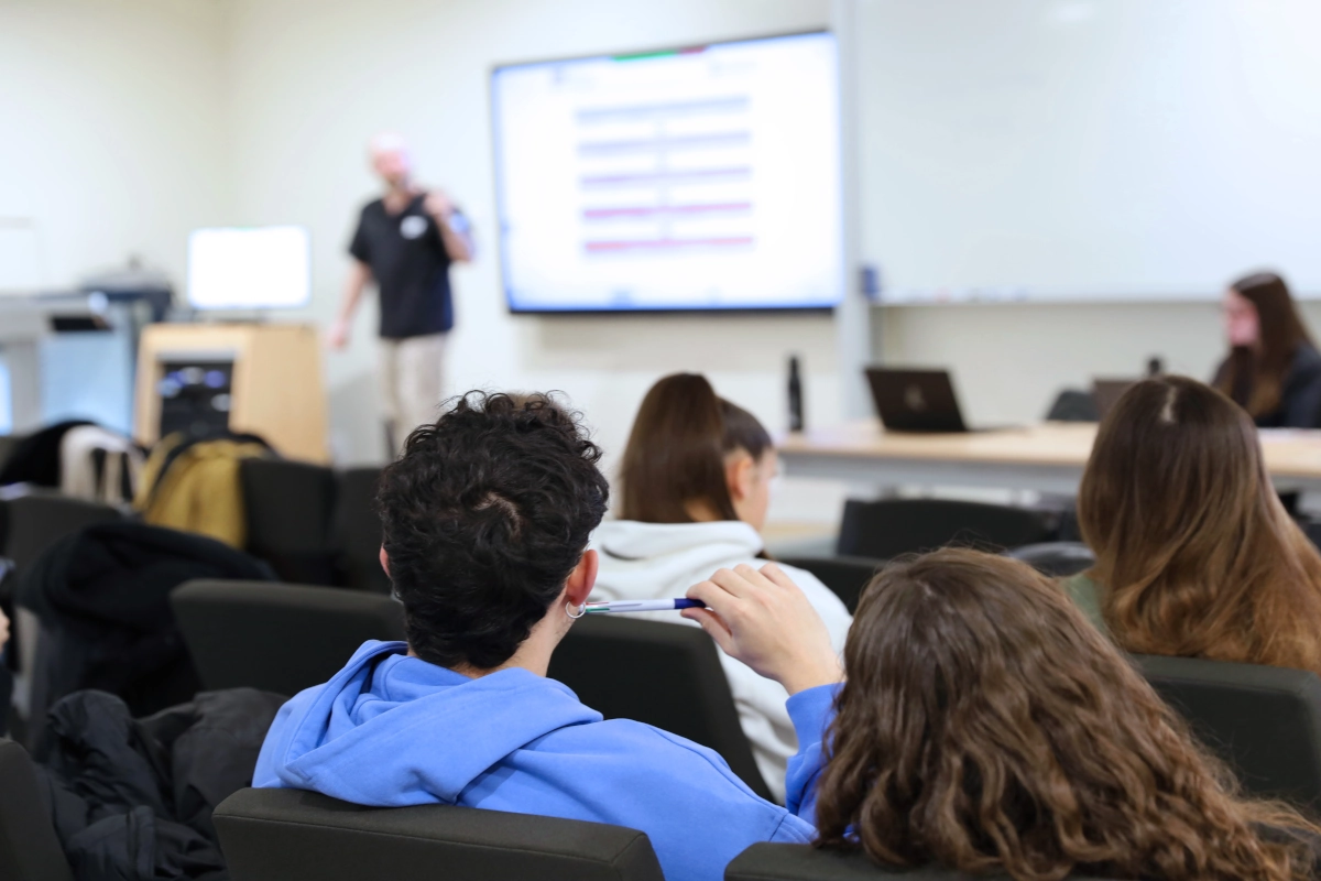 Imagen de una persona en los laboratorios del Máster Enfermo Crítico y Emergencias.