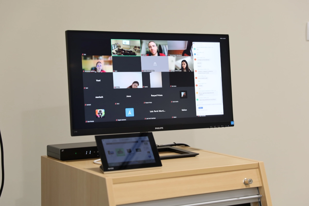 Imagen de los alumnos del Máster Enfermo Crítico y Emergencias trabajando con Realidad Virtual.