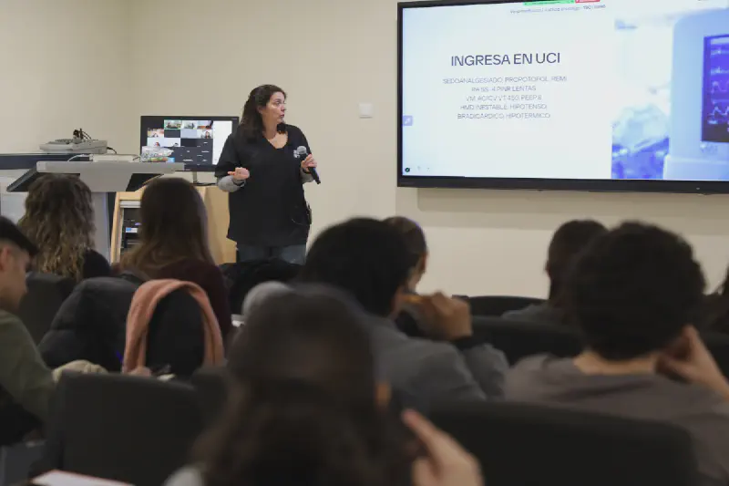 Imagen de una grabación de una clase del Máster Enfermo Crítico y Emergencias trabajando con Realidad Virtual.