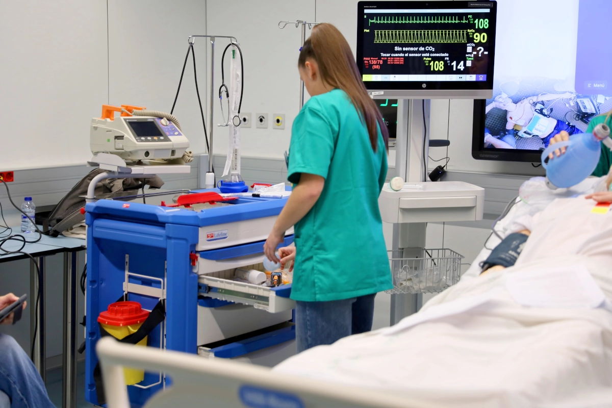 Imagen de unos médicos haciendo una ecografía en los laboratorios del Máster Enfermo Crítico y Emergencias.