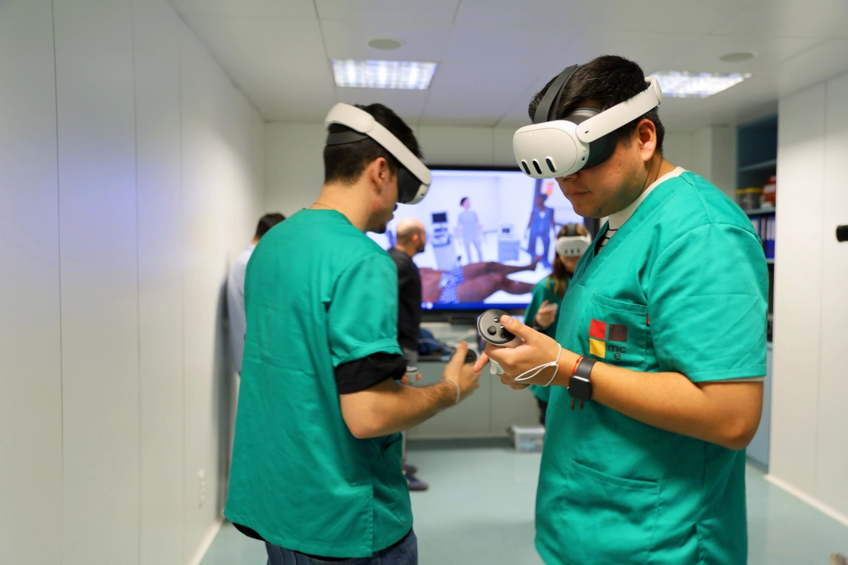 Imagen de los alumnos del Máster Enfermo Crítico y Emergencias trabajando con Realidad Virtual.
