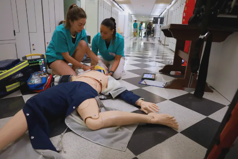 Imagen de una grabación de una clase del Máster Enfermo Crítico y Emergencias trabajando con Realidad Virtual.