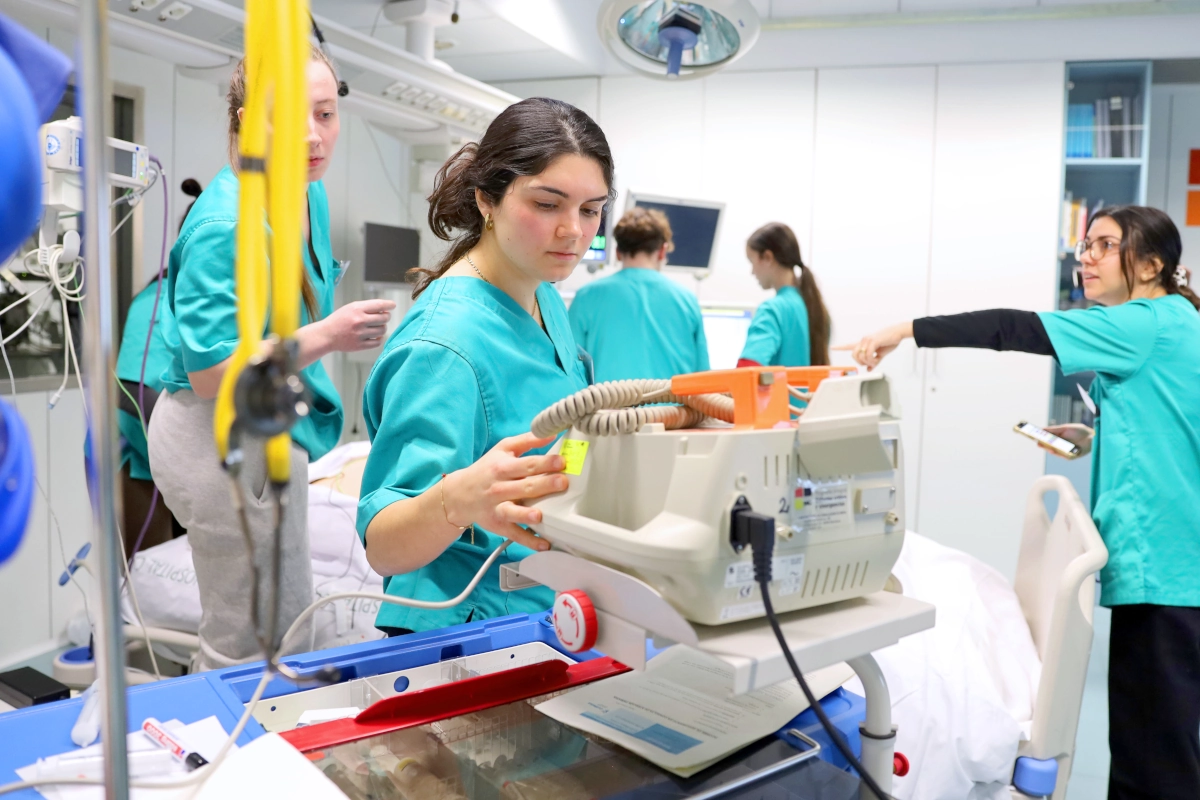 Imagen del simulador de pacientes críticos en los laboratorios del Máster Enfermo Crítico y Emergencias.