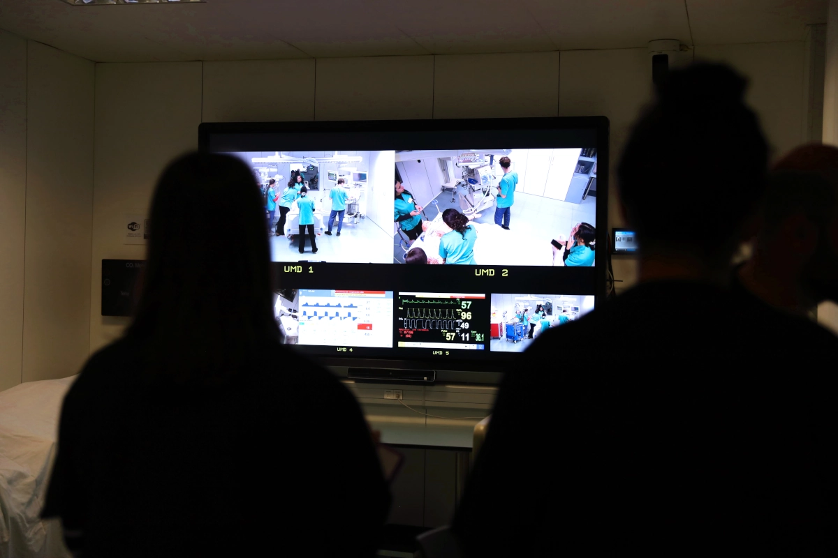 Imagen de un desfibrilador en los laboratorios del Máster Enfermo Crítico y Emergencias.