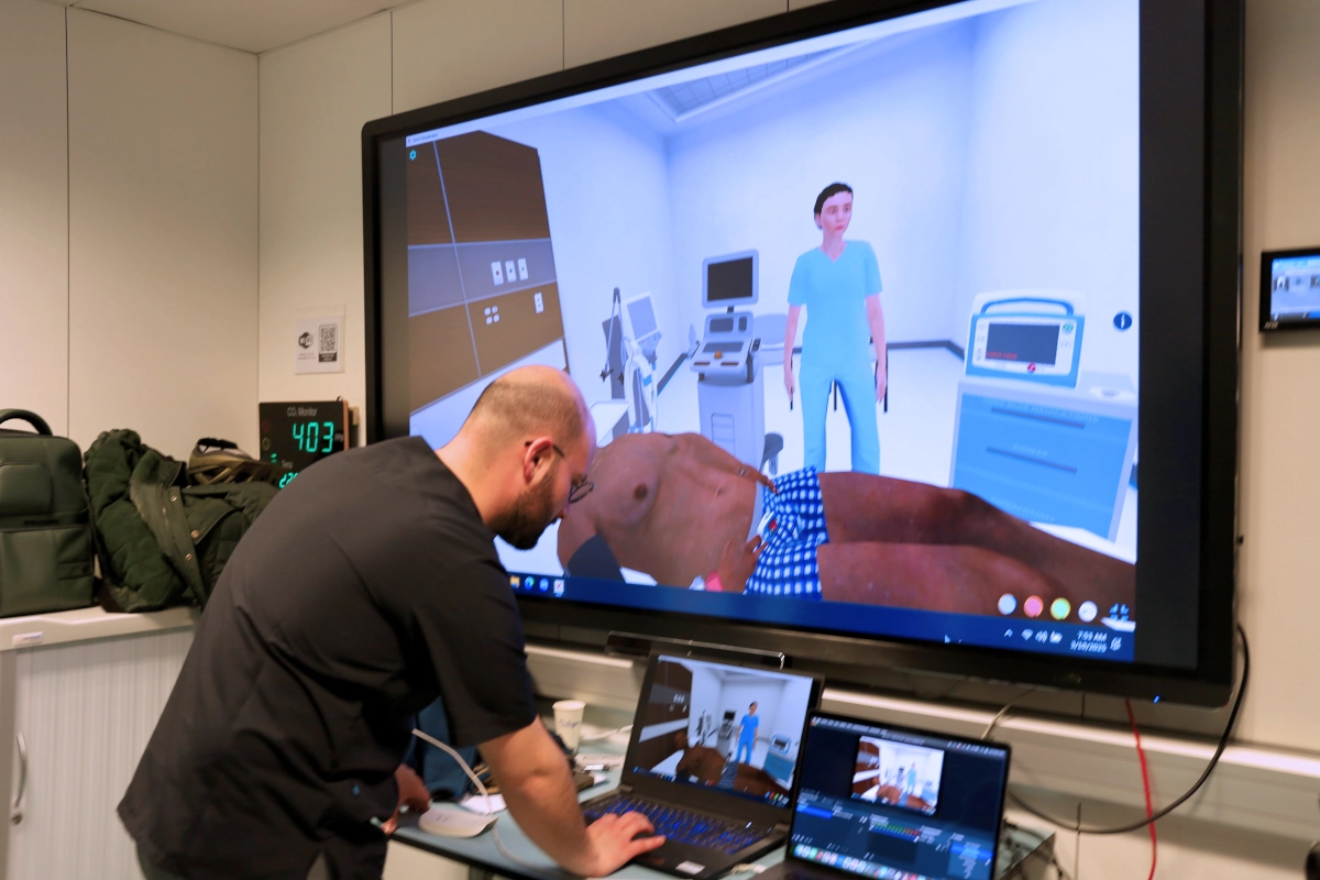 Imagen de una persona en los laboratorios del Máster Enfermo Crítico y Emergencias.