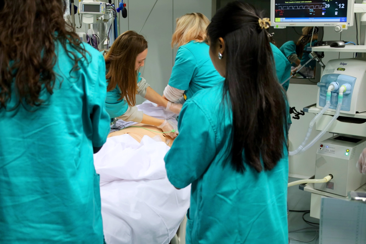 Imagen de los alumnos del Máster Enfermo Crítico y Emergencias trabajando con Realidad Virtual.